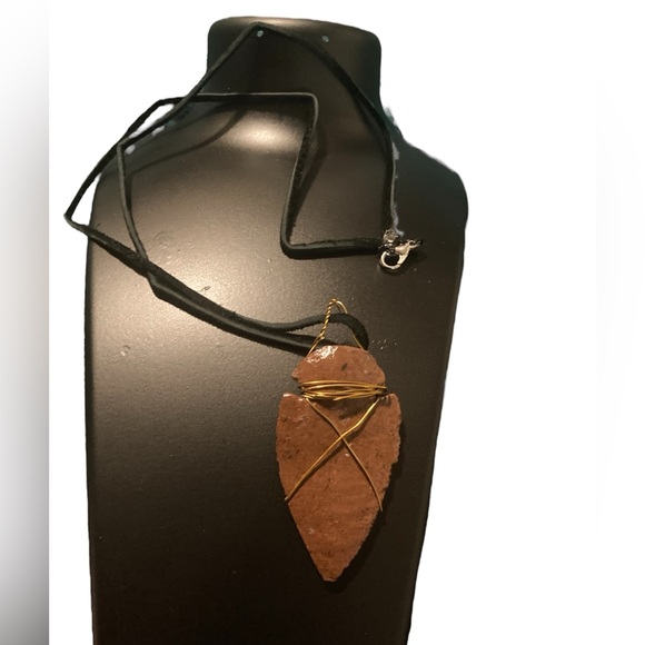 Hand carved stone arrow head on black suede cord - Picture 5 of 5